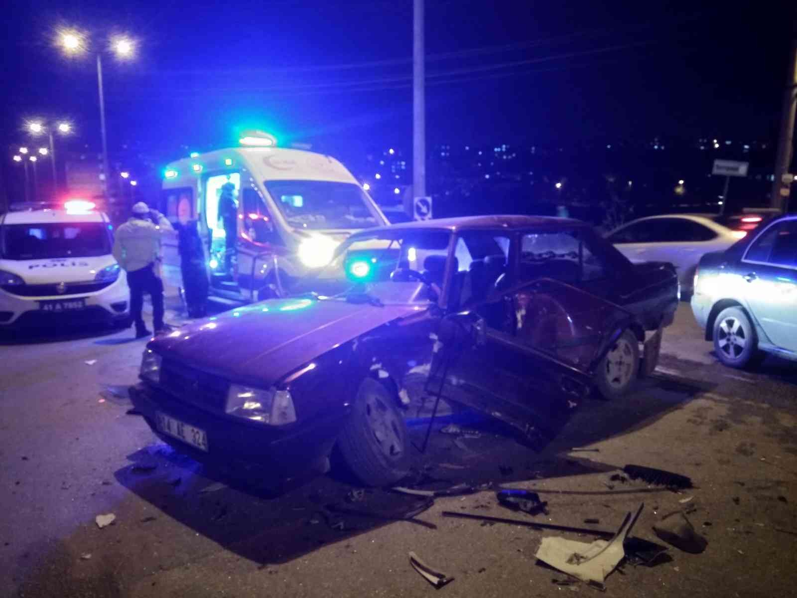3 kişinin yaralandığı kazada araçtan içki şişeleri çıktı #kocaeli