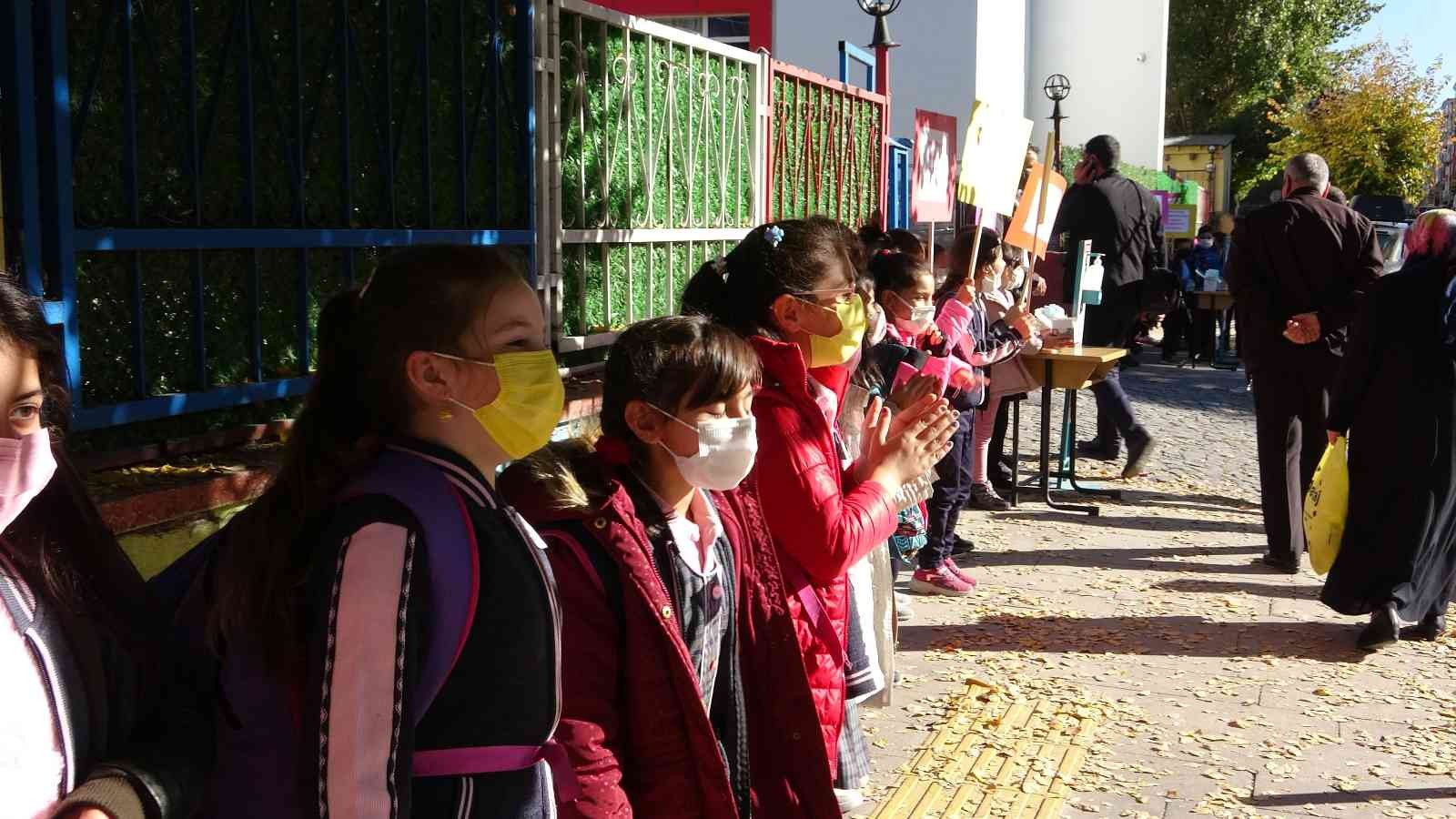 Öğrenciler ellerinde dövizlerle Covid-19’a dikkat çekmek için etkinlik düzenledi #ardahan