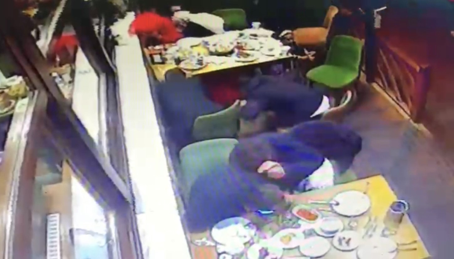 Beyoğlu’nda restorandaki silahlı saldırı kamerada: 1 ölü, 1’i çocuk 5 yaralı #istanbul