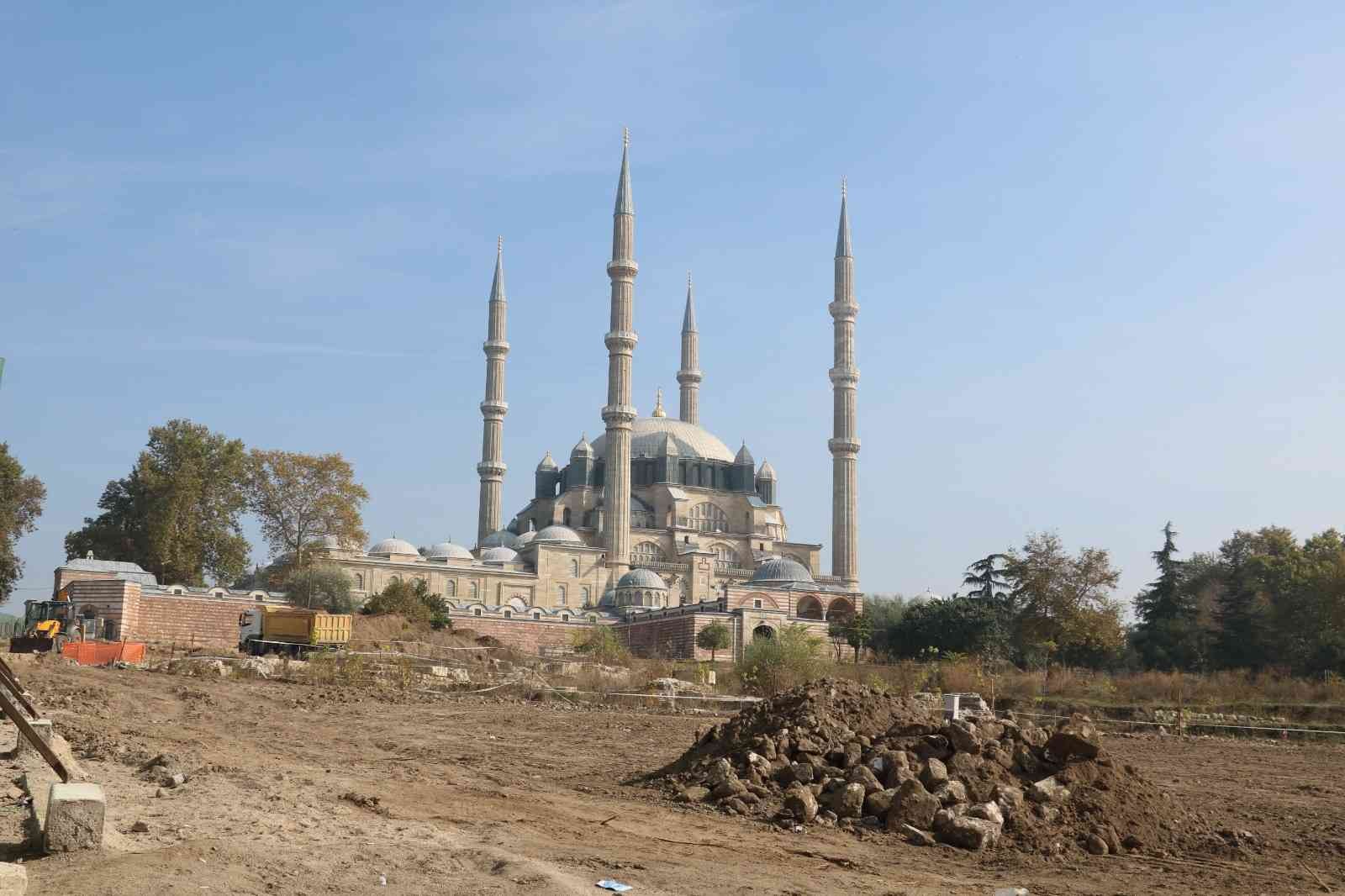Selimiye Camisi meydan düzenleme çalışmalarında Roma dönemine ait aile mezarlığı bulundu #edirne
