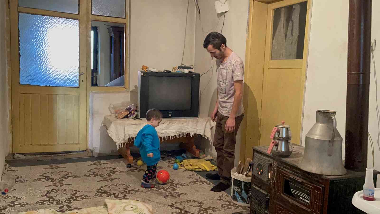 Çaresiz baba, 2 yaşındaki oğluyla uzanacak yardım eli bekliyor #zonguldak