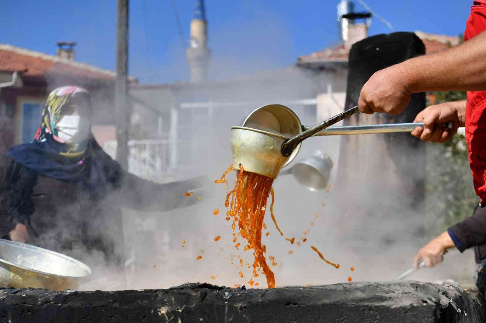 Isparta’da kazanlar pekmez üretimi için kaynıyor