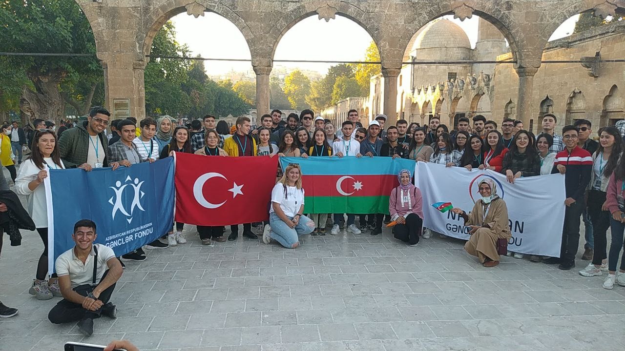 Kardeş ülke Azerbaycan’dan gelen gençler Balıklıgöl’ü gezdi #sanliurfa