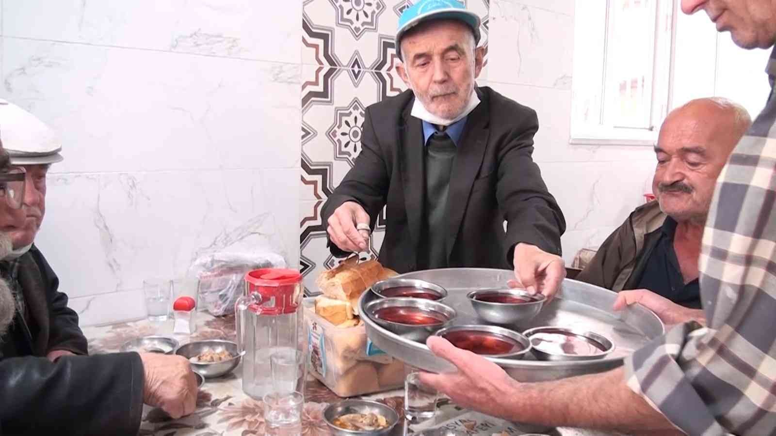 Çarşının ’Himmet babası’ 40 yıldır askıda geleneği ile yemek ikram ediyor #kutahya
