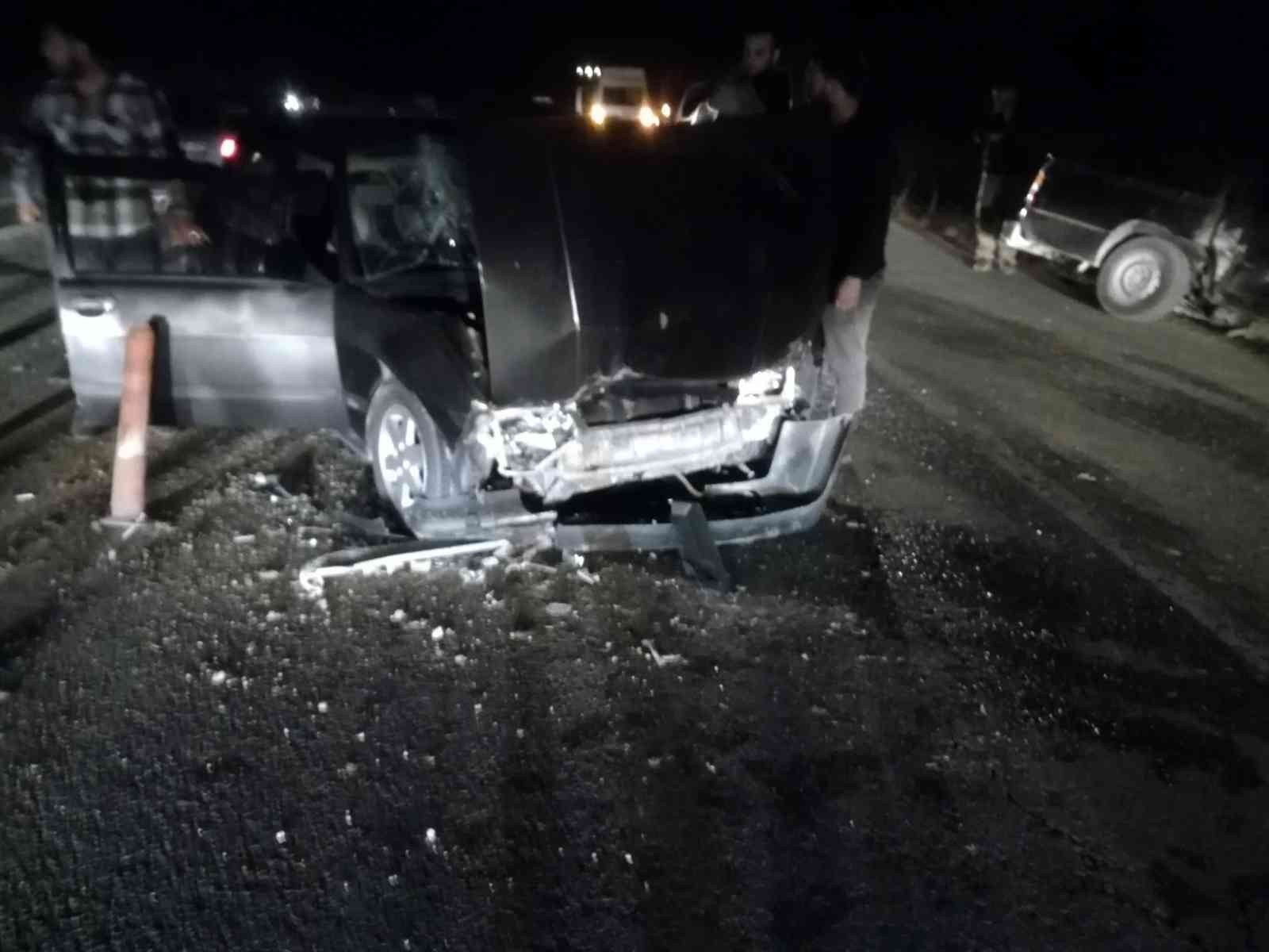 Malatya’da otomobil ile pikap çarpıştı: 2 yaralı #malatya