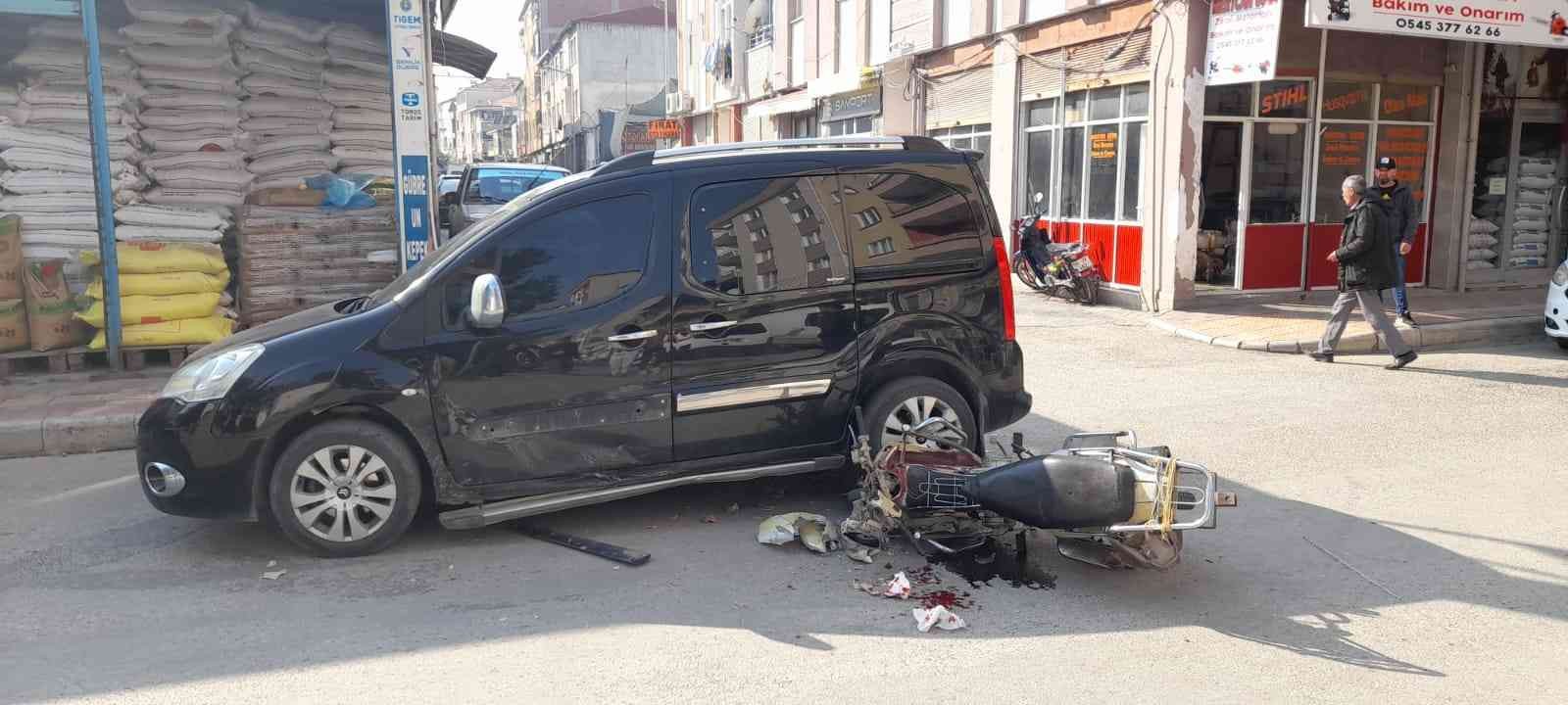 Hafif ticari araçla motosiklet çarpıştı: 1 yaralı #samsun