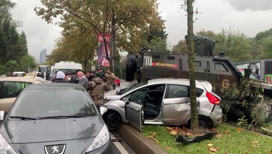 Sarıyer’de zırhlı aracın da içlerinde bulunduğu zincirleme kaza: 3 yaralı #istanbul