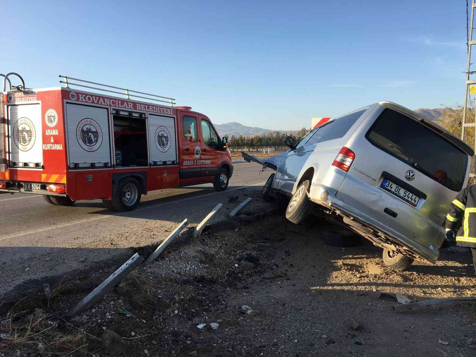 Elazığ’da hafif ticari araç bariyere çarptı: 2 yaralı #elazig