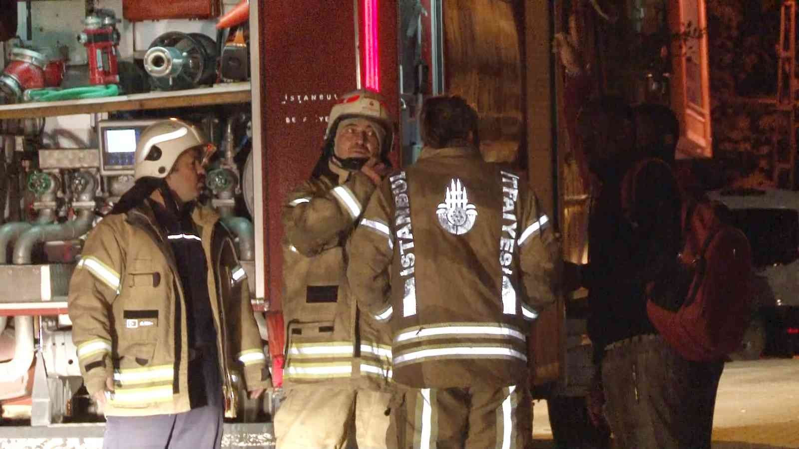 Esenyurt’ta 5 katlı binanın çatısı alev alev yandı #istanbul
