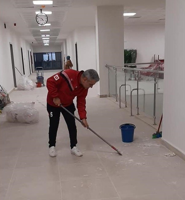 Hastane müdürü temizlik çalışmalarına katıldı #bilecik