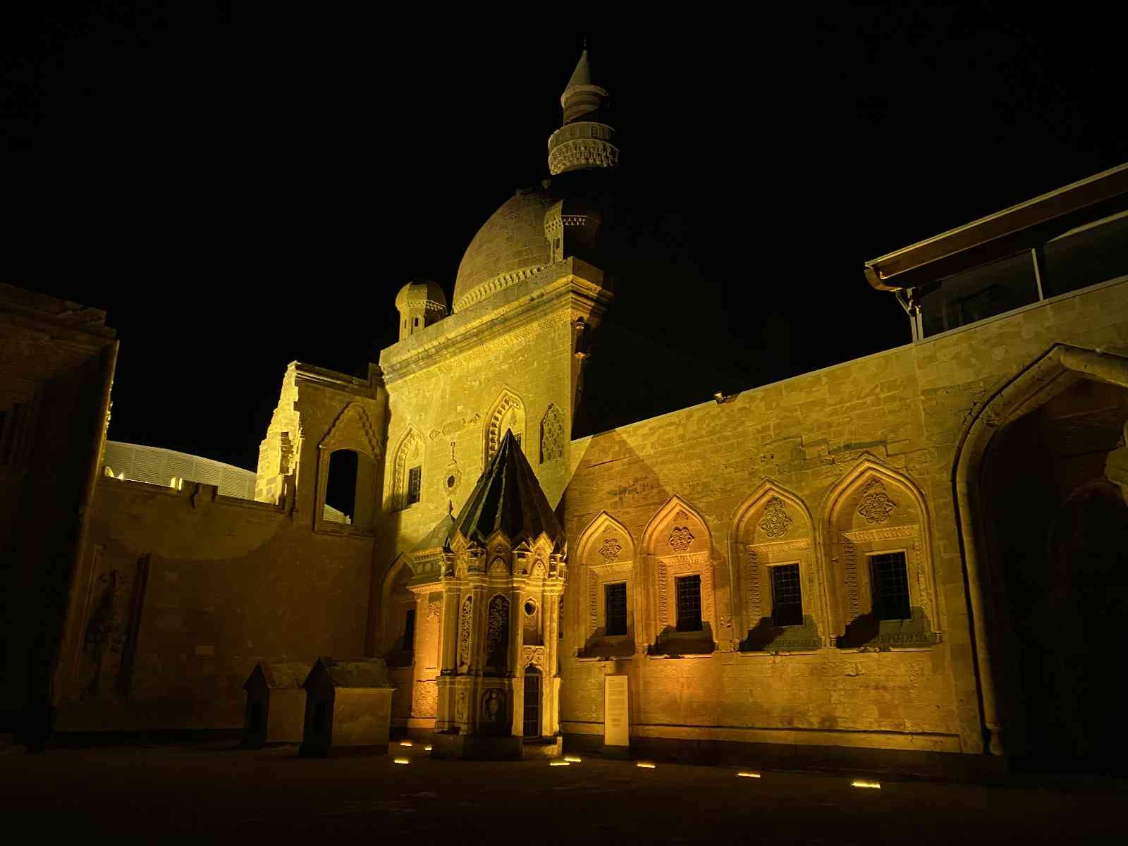 İshak Paşa Sarayı’nın gece manzarası mest etti #agri