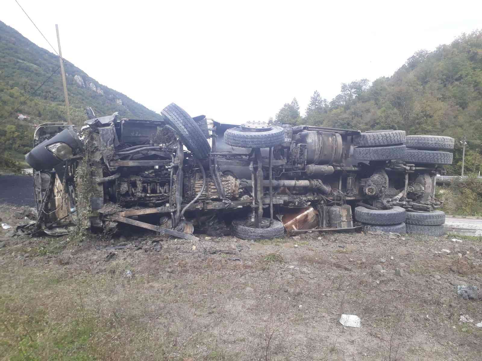 Devrilen sıcak asfalt yüklü hafriyat kamyonu alev aldı: 1 yaralı #kastamonu