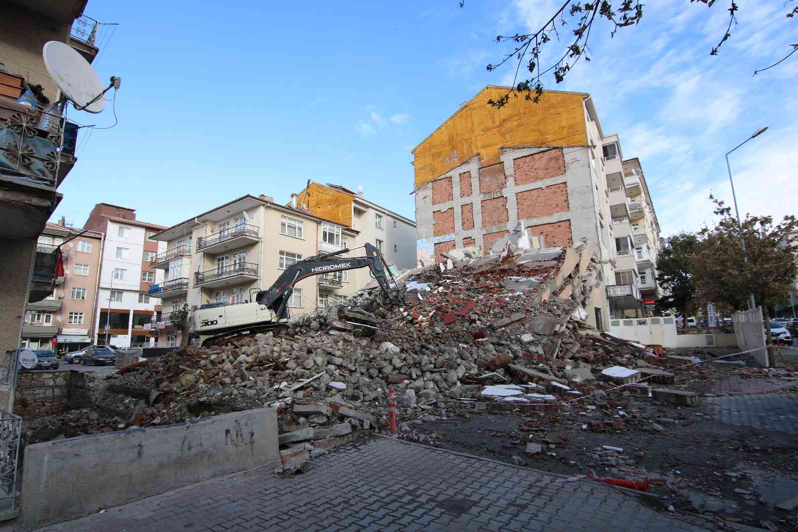 Metruk bina yıkımında ölümden döndü #kirsehir