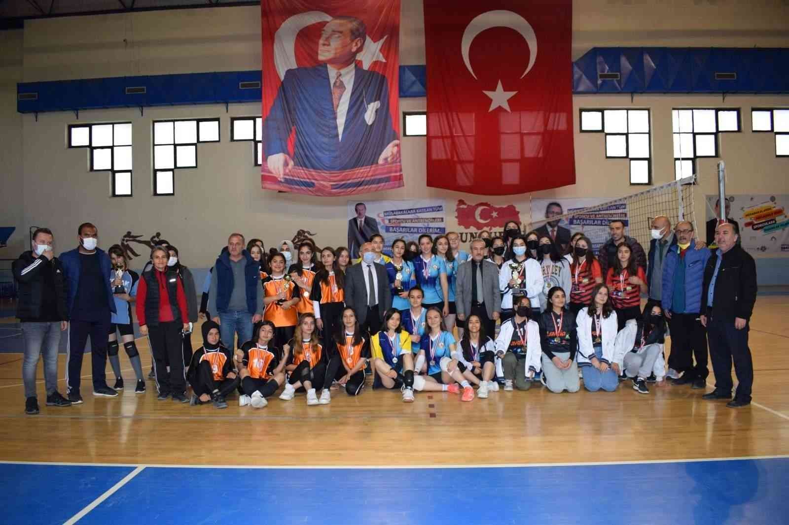 Cumhuriyet kupası genç kızlar voleybol turnuvası sona erdi