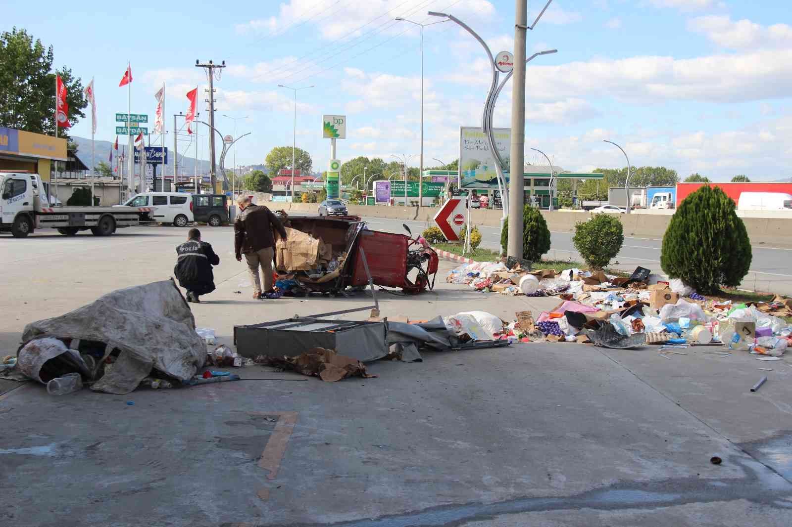 Petrol istasyonuna dalan taksi, hurda aracı ve otomobile çarptı: 1 ölü #kocaeli