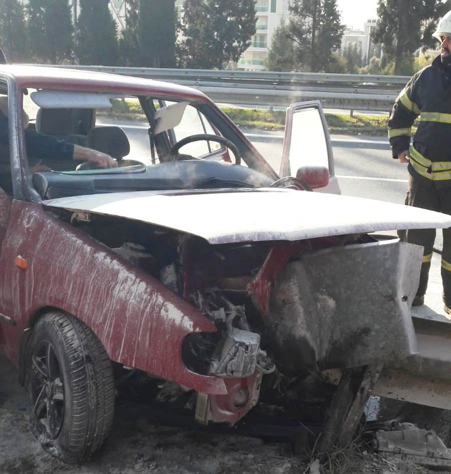 Bariyere çarpıp alev alan araç söndürüldü #aydin