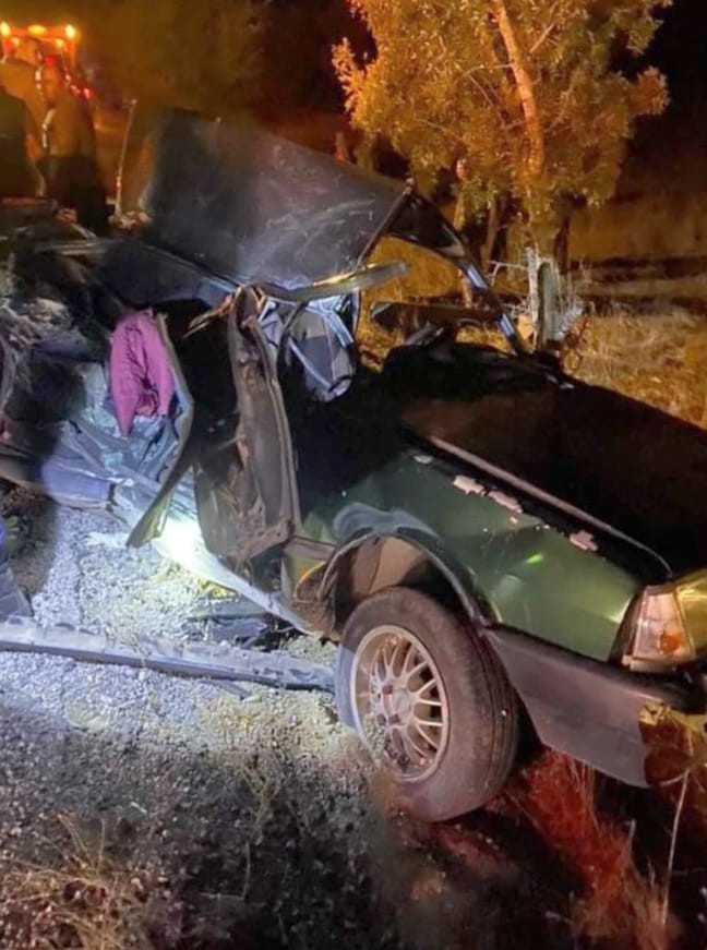 Motosiklete çarpan otomobil ardından karşı yönden gelen kamyonla çarpıştı: 2 kardeş öldü, 1 yaralı #izmir
