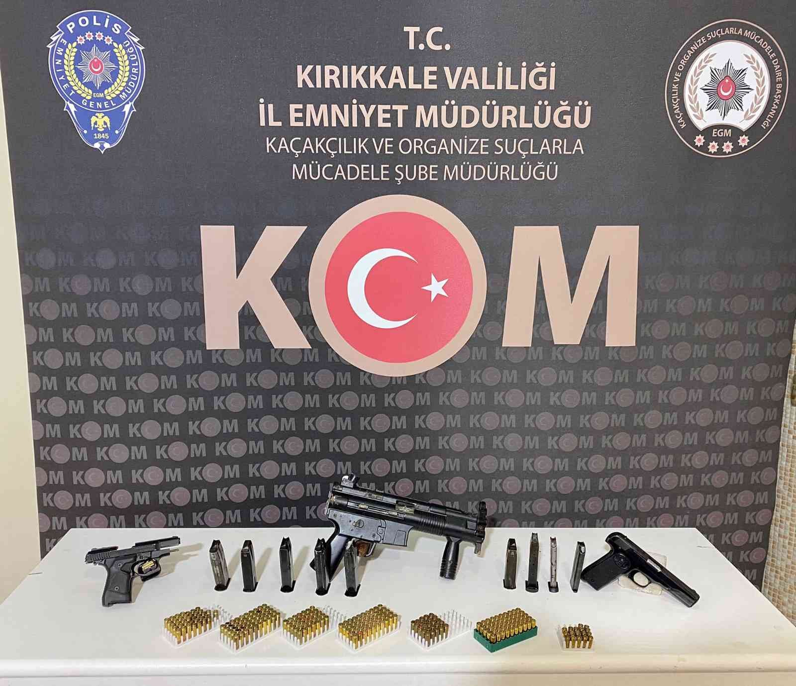 Kırıkkale’de polisin operasyon düzenlediği evden 3 adet ruhsatsız tabanca çıktı: 1 gözaltı #kirikkale