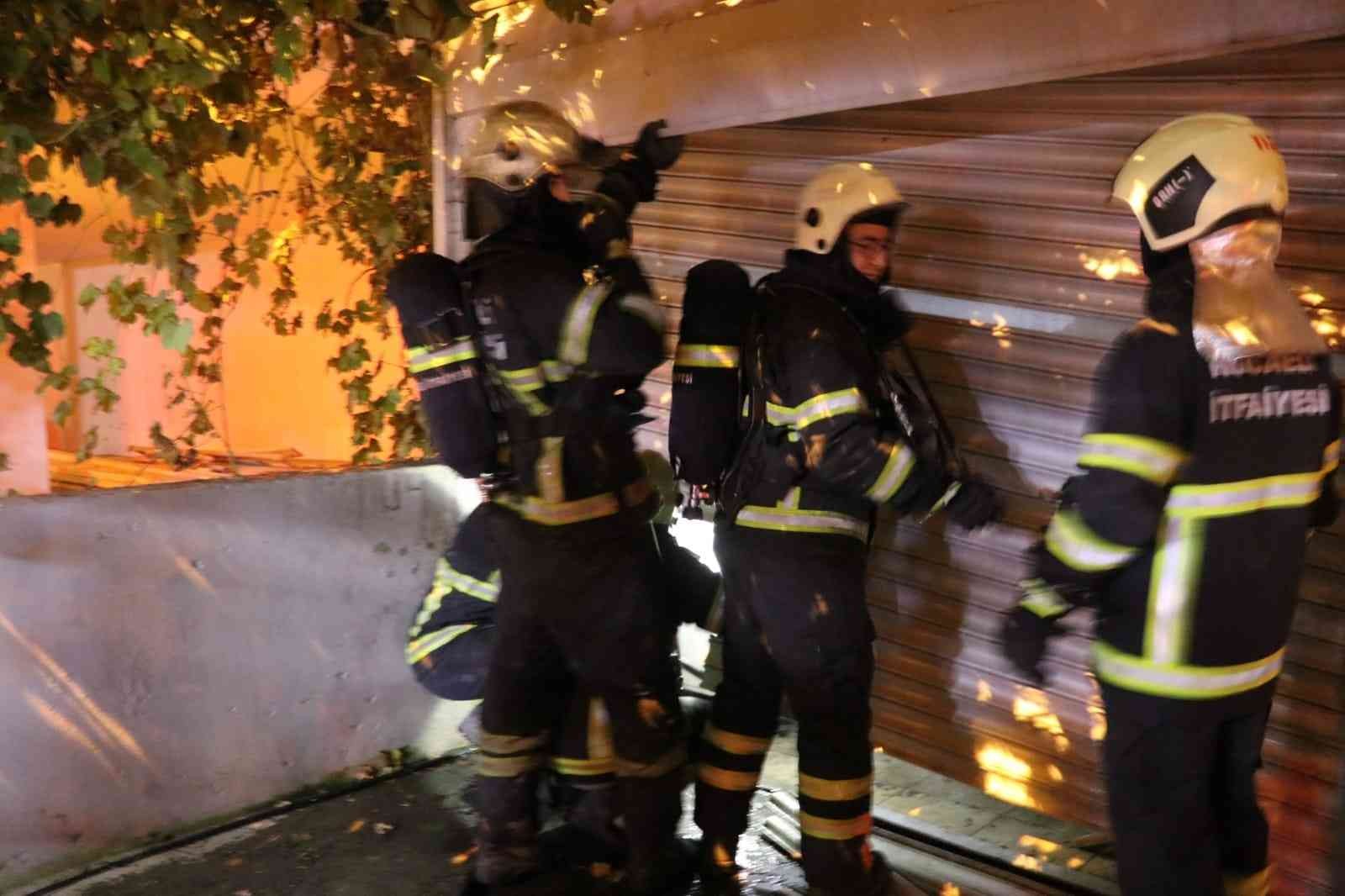 Restoranda çıkan yangında mahalleli sokağa döküldü #kocaeli
