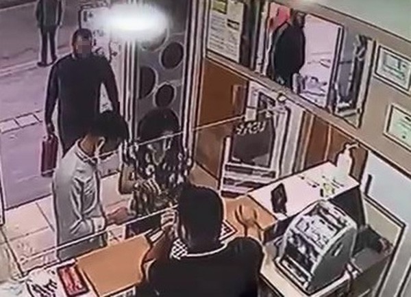 Diyarbakır’da döviz bürosu sahibini boş yangın tüpü ile dolandırdılar #diyarbakir