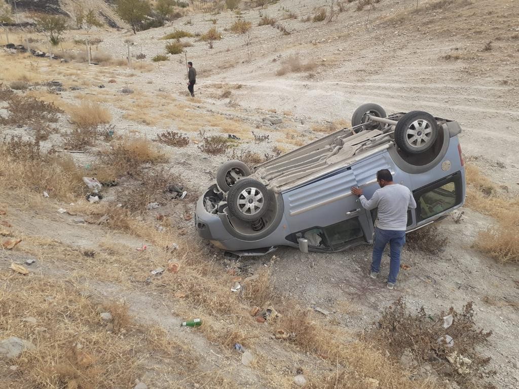Hafif ticari araç şarampole yuvarlandı: 2 yaralı #adiyaman