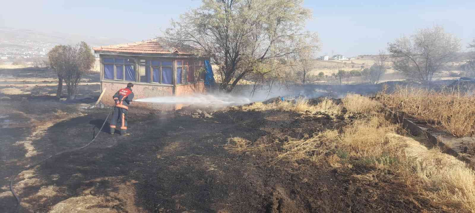 Elazığ’da ot yangını paniğe neden oldu #elazig
