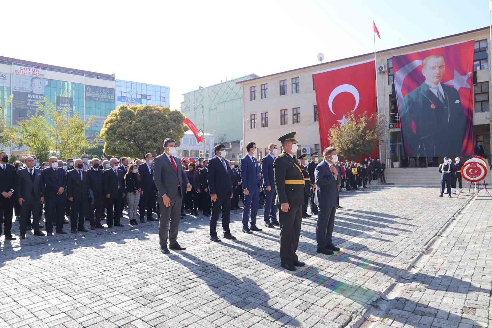 Iğdır’da 29 Ekim Cumhuriyet Bayramı çelenk sunma töreni düzenlendi #igdir