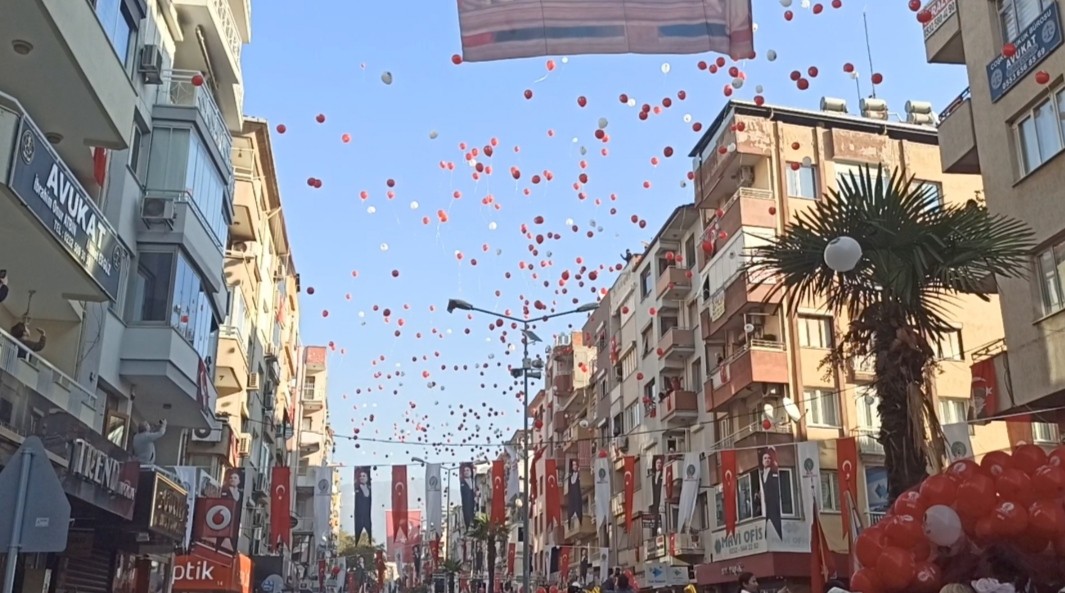 İzmir’de Cumhuriyet coşkusu: 5 bin balon aynı anda gökyüzüne bırakıldı #izmir