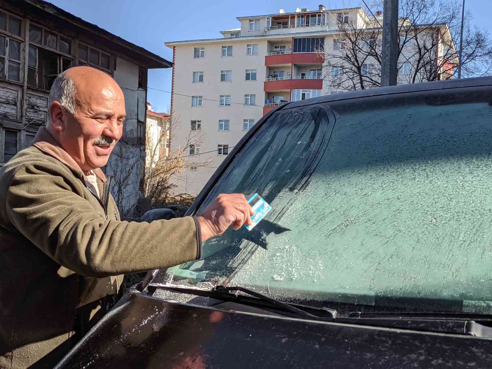 Ardahan’da araç camları buz tuttu #ardahan
