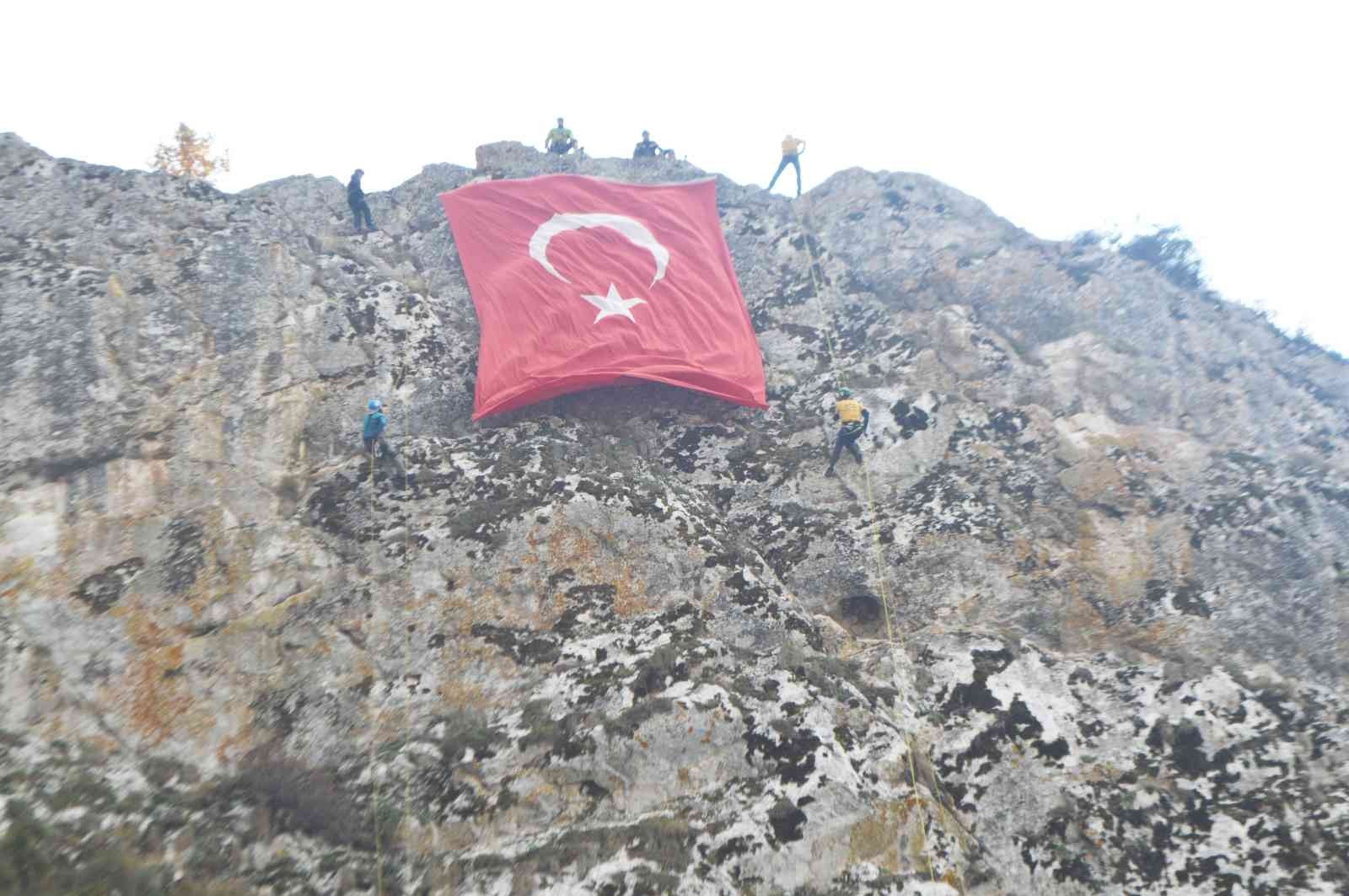 Kayalıklarda dev Türk bayrağı açtılar #kutahya