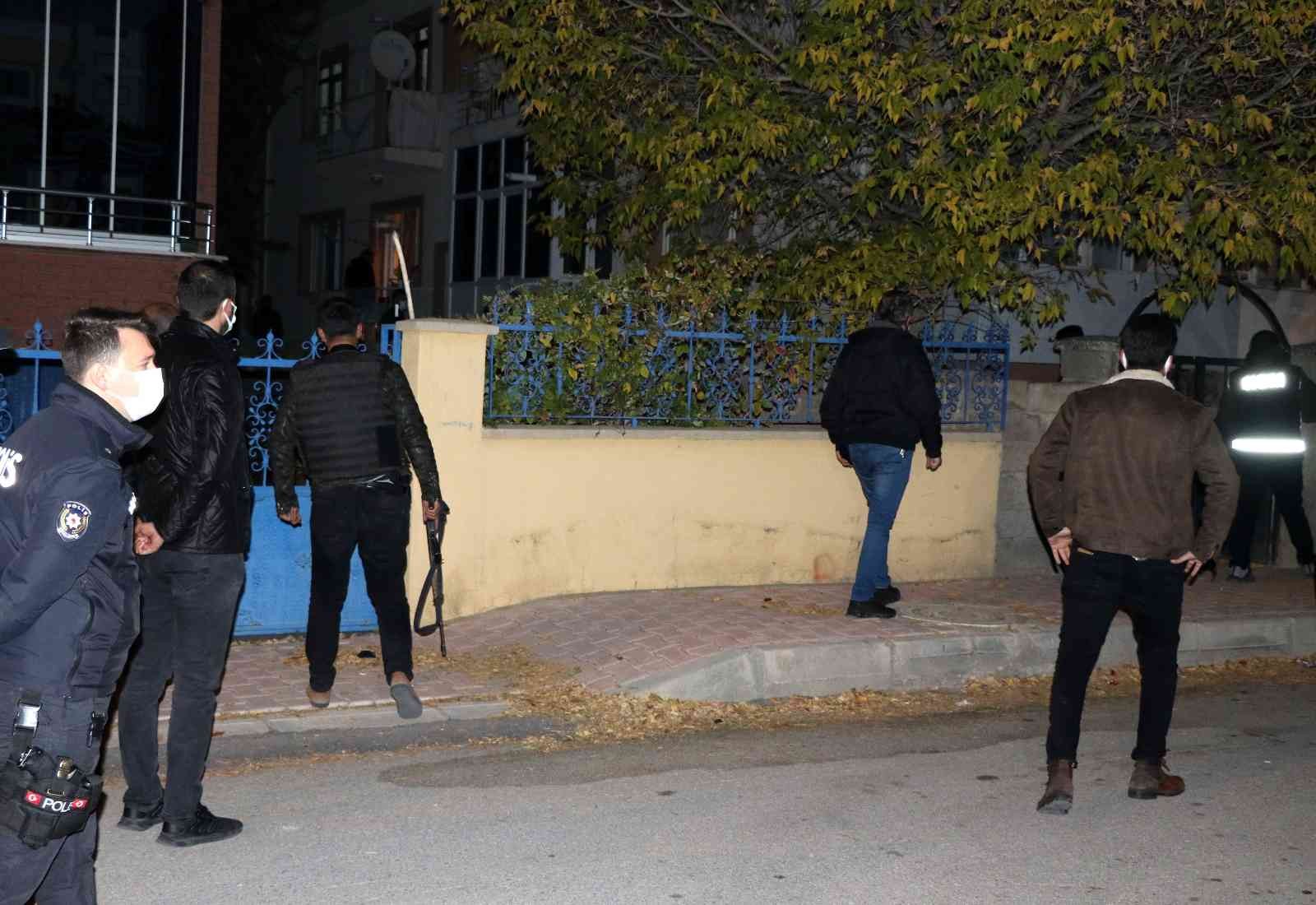 Erzincan’da hareketli gece: Balkondan rastgele ateş açan alkollü şahıs, polisin operasyonuyla etkisiz hale getirildi #erzincan