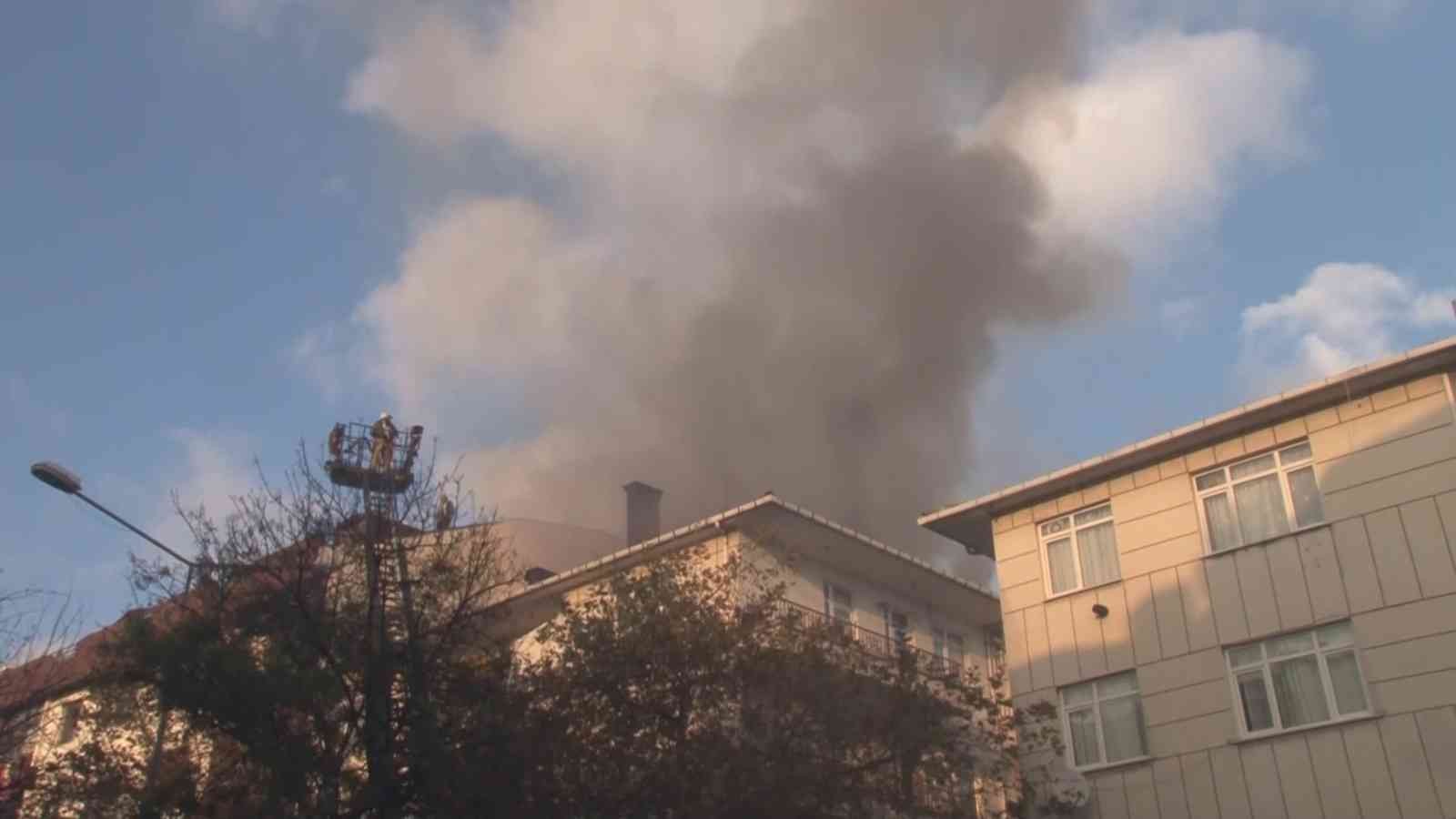 Ümraniye’de 3 katlı binanın çatısında yangın #istanbul