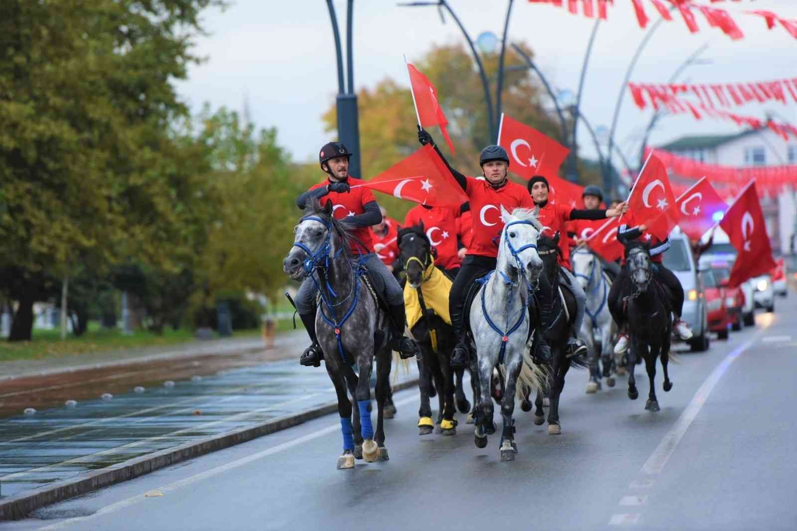 Cumhuriyet Bayramı’nda atlı kortej renkli görüntülere sahne oldu #ordu