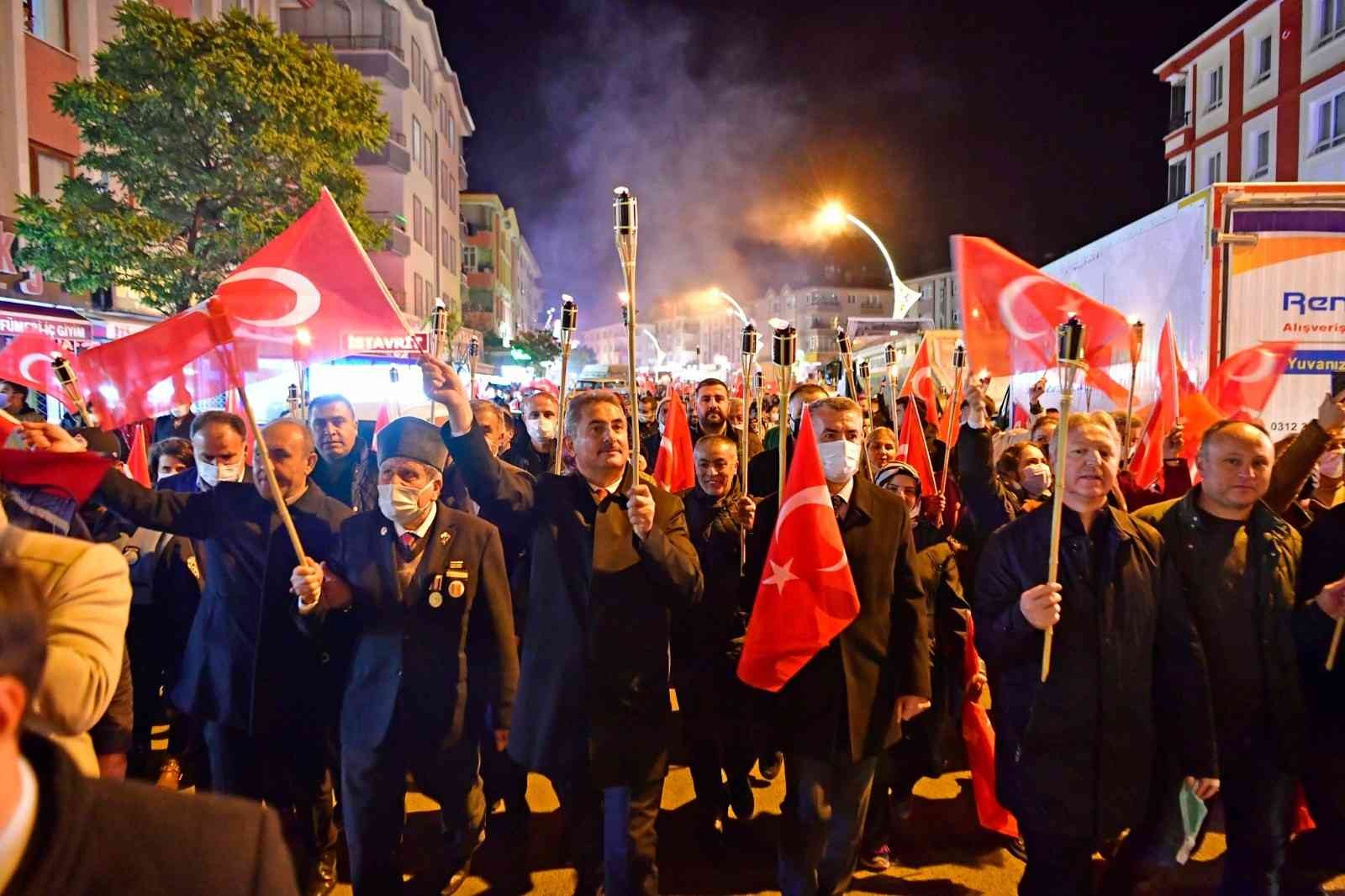 Cumhuriyet Bayramı’nda Mamak meşalelerle kırmızı beyaza büründü #ankara