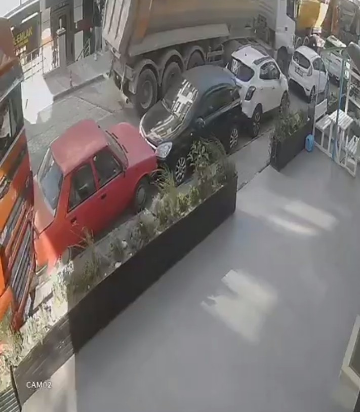 Beylikdüzü’nde el freni çekilmeyen hafriyat kamyonu 4 araca çarptı #istanbul