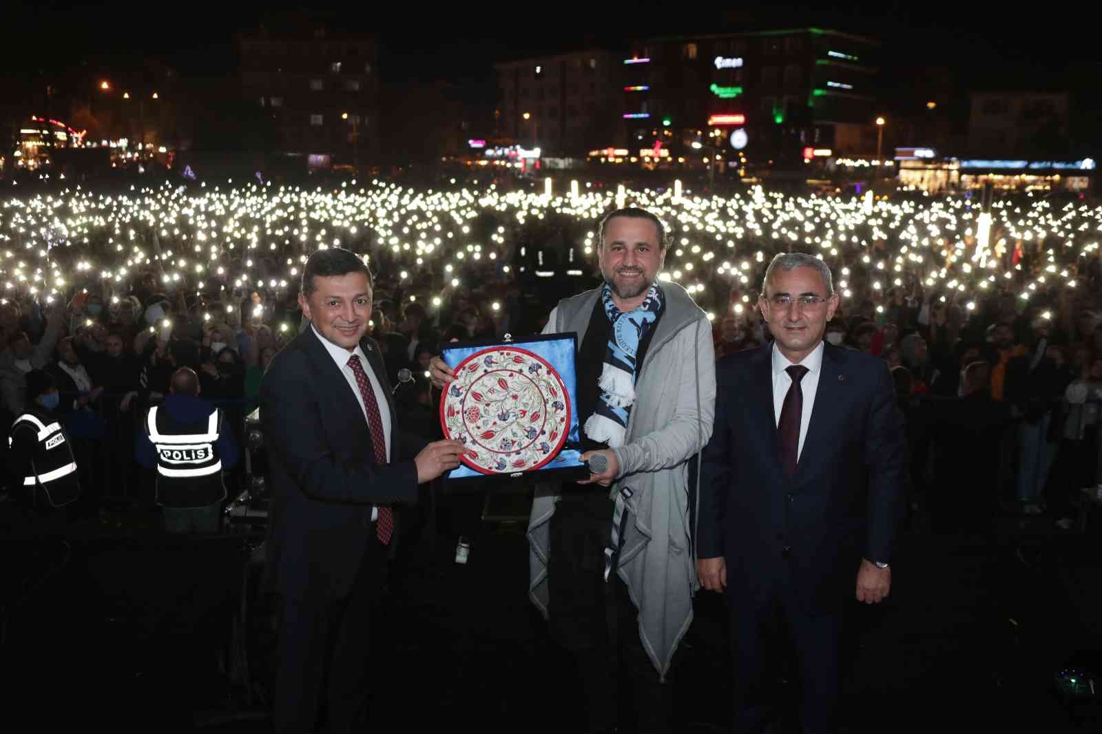 Kütahya Gençlik ve Cumhuriyet Festivali, Bora Duran konseri ile sona erdi #kutahya