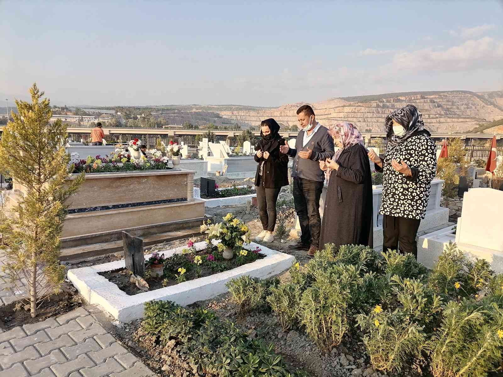 Ayda’nın annesinin mezarına bırakılan not duygulandırdı #izmir
