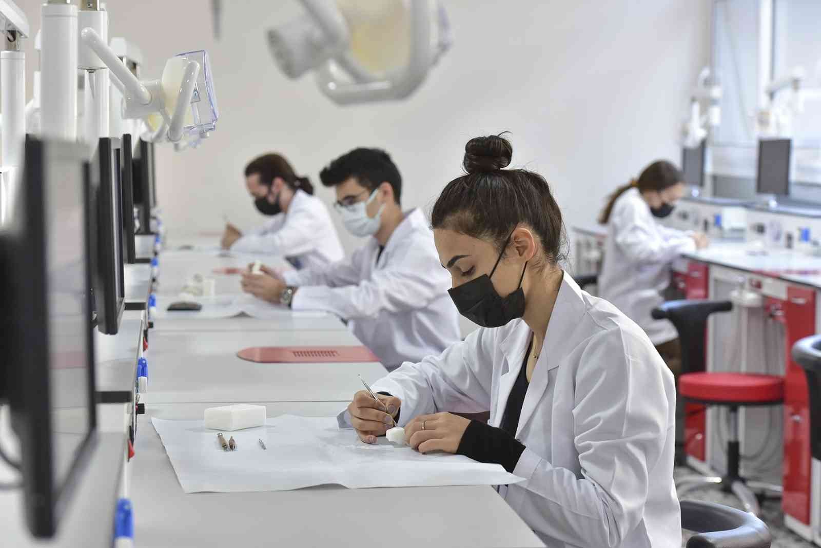 DEÜ’lü diş hekimleri, pratik eğitimlerini fantom laboratuvarında alıyor #izmir
