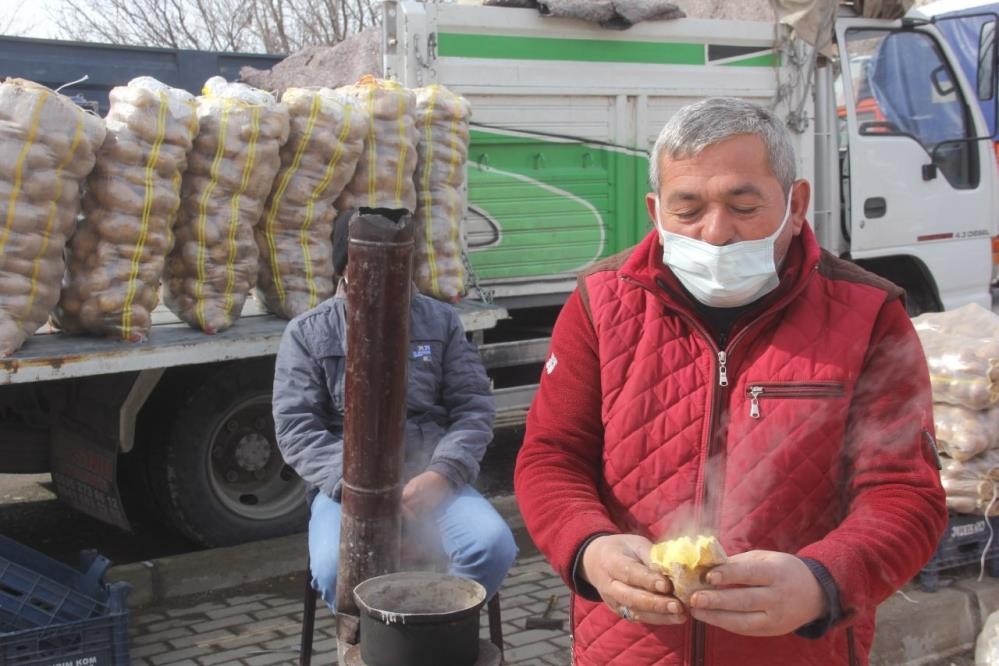 Erzincan’da soğuk havalar pazar esnafına soba kurdurdu