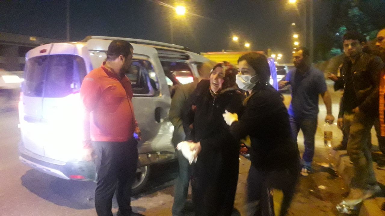 Otomobil ile çarpışan araç bariyerlere çıkarak yan yattı: 4 yaralı #gaziantep
