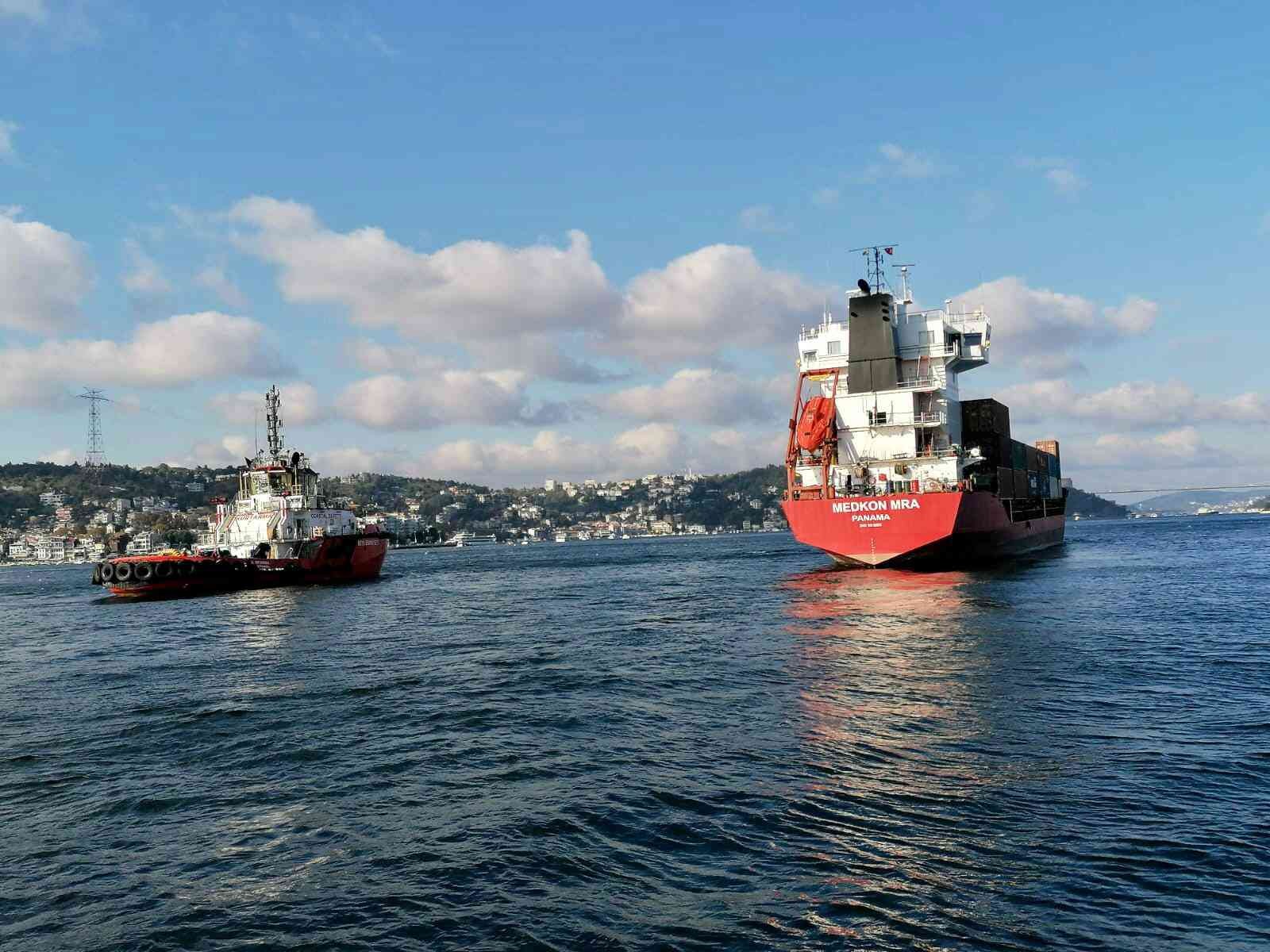 İstanbul Boğazında Üsküdar açıklarında ilerleyen 102 metre boyunda bir kargo gemisi makine arızası nedeniyle denizde sürüklendi. Sürüklenen gemi kıyıya metreler kala durabildi. #istanbul