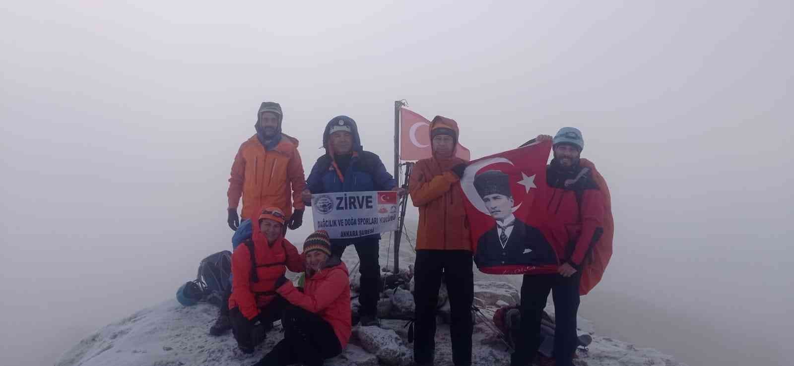 Cumhuriyet Bayramı’nda Berit Dağı’na zirve tırmanışı gerçekleştirdiler #kahramanmaras