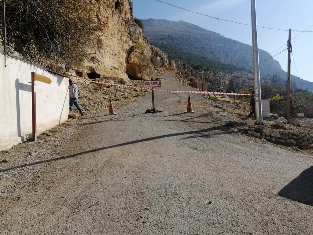 Dağdan kaya parçaları düşünce yayla yolu kapatıldı #karaman