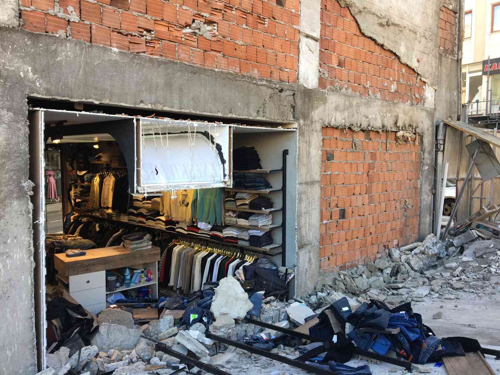 Küçükçekmece’de bir mağazanın duvarı çöktü #istanbul