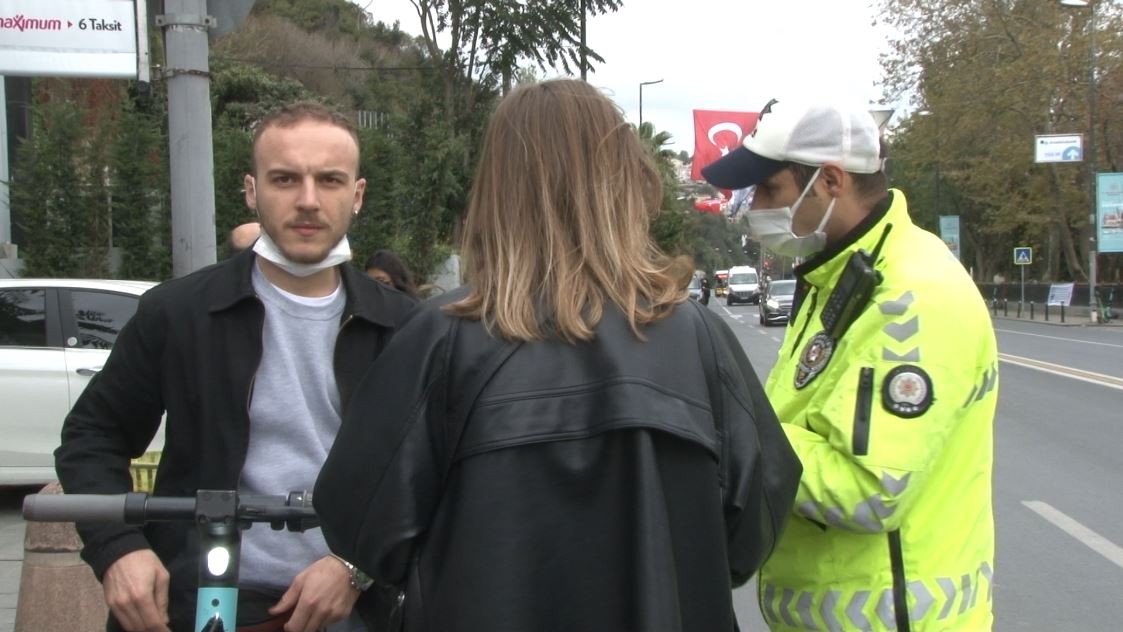 İstanbul’da elektrikli scooter denetiminde ilginç anlar: “Normalde 3-4 kişi biniyorduk, bugün şansa 2 kişi yakalandık #istanbul