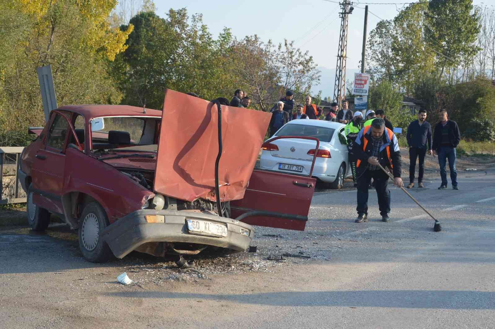 Tokat’ta iki otomobil çarpıştı: 5 yaralı #tokat