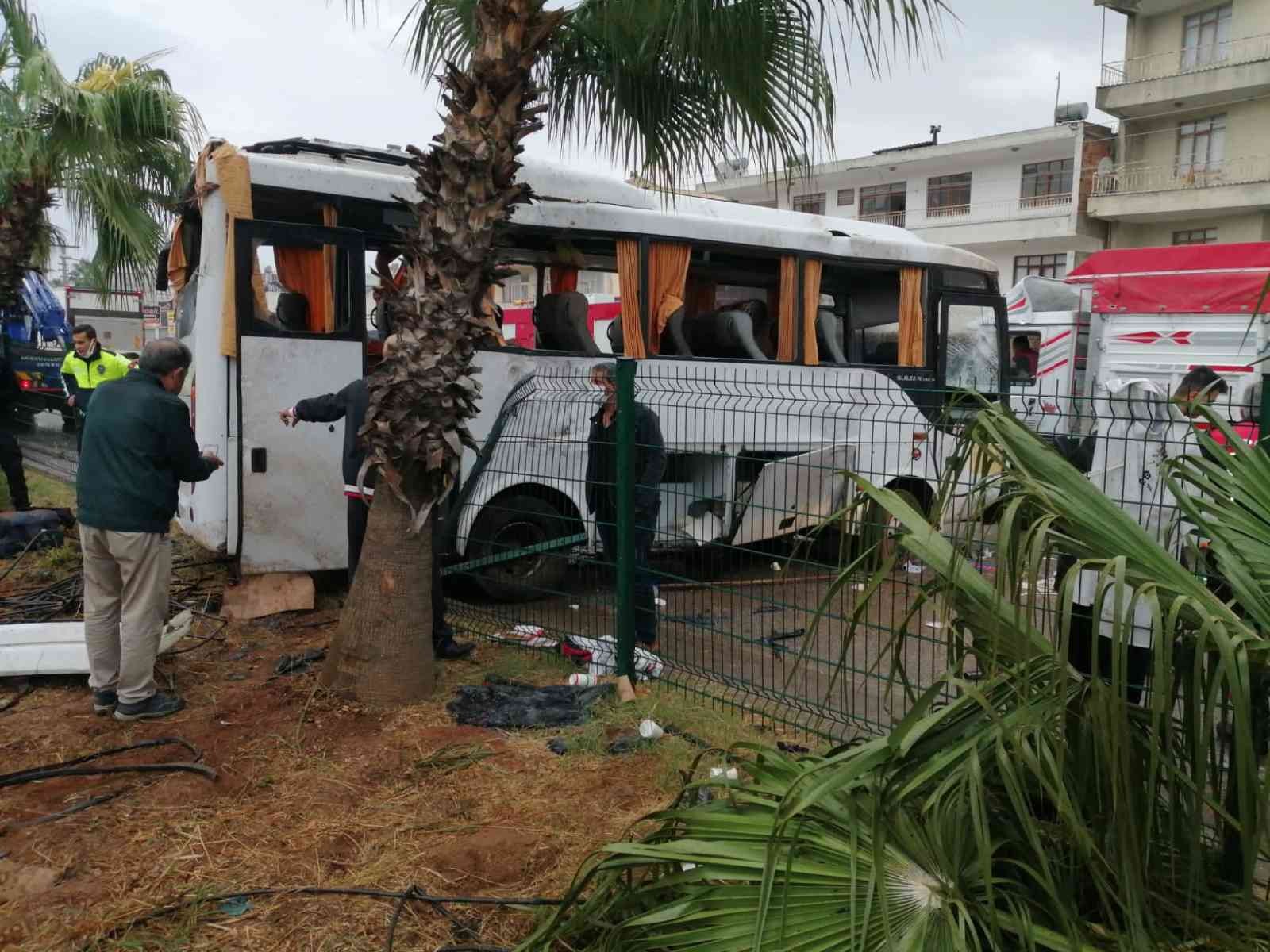 Antalya’da turistleri taşıyan midibüs takla attı: 2’si çocuk 8 Rus turist yaralandı #antalya