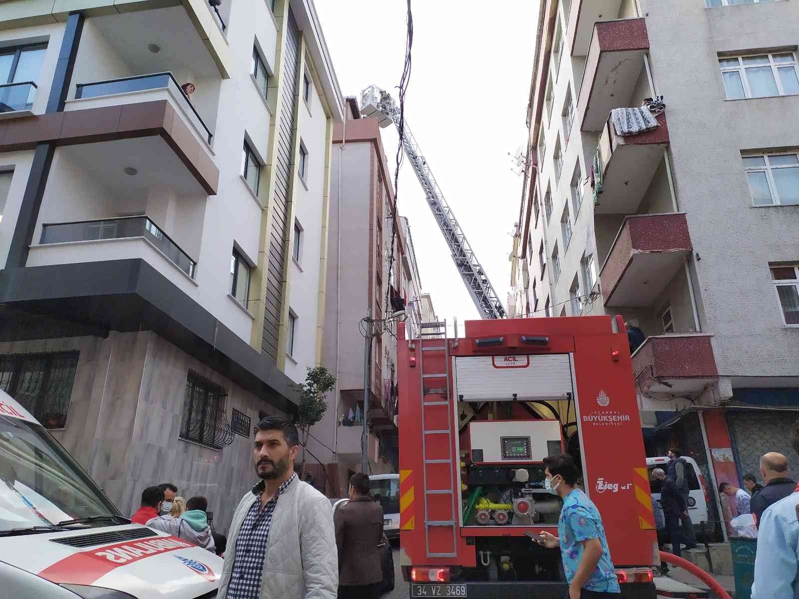 Bahçelievler’de 6 katlı bir binanın çatı katında yangın çıktı #istanbul