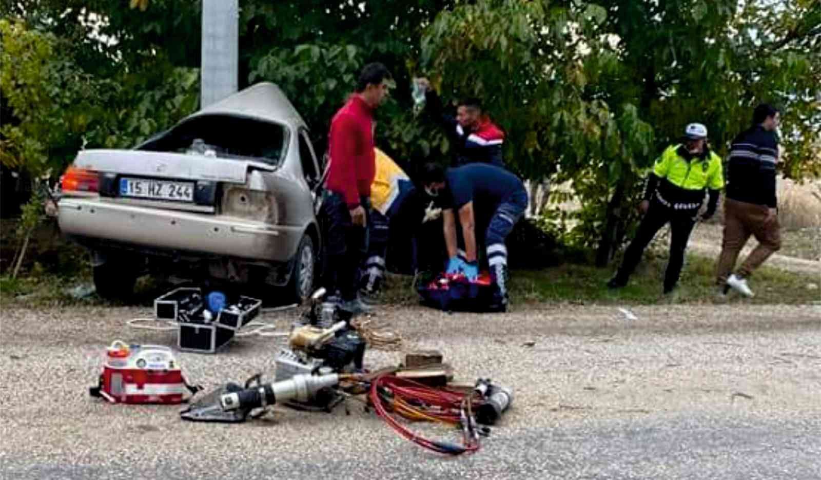 Kontrolden çıkan otomobil elektrik direğine çaptı: 2 yaralı #burdur
