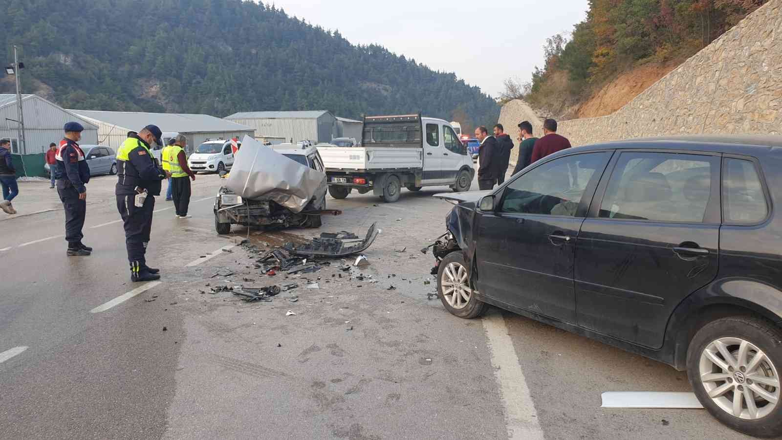 Bursa’da zincirleme kaza: 2 otomobil ve 1 servis aracı çarpıştı #bursa